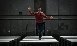 Le highliner français Nathan Paulin pose lors d'une séance photoau Théâtre National de Chaillot à Paris le 9 juin 2022.
