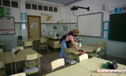 Désinfection d'une classe avant la rentrée scolaire à Ronda, dans le sud de l'Espagne, le 1er septembre 2020