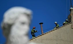 Des pompiers installent la cheminée sur le toit de la chapelle Sixtine le 2 mai 2025