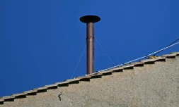Une cheminée installée sur le toit de la Chapelle Sixtine, au Vatican, quelques jours avant le début du conclave, le 2 mai 2025