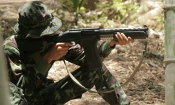 Un militant birman prodémocratie s'entraßne au maniement des armes dans un camp de l'Union nationale Karen (KNU) en mai 2021