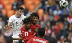 Le défenseur uruguayen Jose Gimenez (g) marque le but de la victoire de la tête contre l'Egypte, le 15 juin 2018 à Ekaterinbourg  