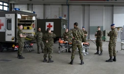 Des officiers de l'armée suisse en formation à Bière (ouest) le 22 mars 2020
