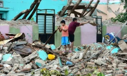 Des habitants de Juchitan de Zaragoza au milieu des décombres de leur maison détruite par un séisme de magnitude 8.2, le 10 septembre 2017 au Mexique