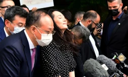 La directrice financière de Huawei Meng Wanzhou (au centre) s'exprime devant les médias à l'extérieur de la Cour suprême de Colombie-Britannique à Vancouver