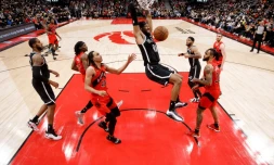 DeAndre' Bembry des Brooklyn Nets fait un dunk contre les Toronto Raptors le 7 novembre 2021 en NBA à Toronto