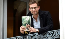 Nicolas Mathieu pose avec son livre "Leurs enfants aprÚs eux" aprÚs avoir remporté le Prix Goncourt, le 7 novembre 2018 à Paris