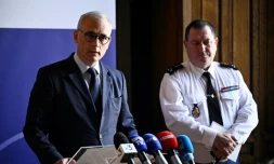 Le procureur de Rouen Frédéric Teillet (G) donne une conférence de presse avec le commandant de la région Normandie le général Stéphane Gauffeny à Rouen le 13 juillet 2024