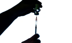 Un vaccin AstraZeneca/Oxford sur le point d'ĂȘtre administrĂ© Ă un patient Ă l'hĂŽpital Mignot Ă Le Chesnay, prĂšs de Paris, le 7 fĂ©vrier 2021