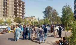 Des habitants dans les rues d'Hérat aprÚs un tremblement de terre, le 7 octobre 2023 en Afghanistan