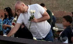 Will Beck, un des rescapés du massacre, plaçant des fleurs sur le mémorial érigé pour les 20 ans de Columbine
