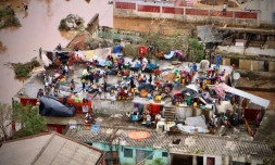 Des personnes sur les toits des maisons inondées après le passage du cyclone Idai, le 20 mars 2019 à Buzi, au Mozambique
