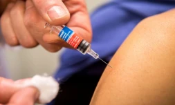 Une personne reçoit un vaccin contre la grippe le 8 octobre 2015 à Lille
