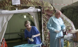 Des experts italiens travaillent à l'identification de migrants dans une tente réfrigérée le 5 novembre 2015 à Melilli, en Sicile