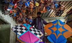 Un vendeur de cerf-volant dans une boutique du marché de Shor à Kaboul, le 9 juin 2021