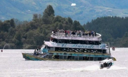 Le bateau l'Almirante chavire avec 170 passagers à bord le 25 juin à Guatape (Colombie) 