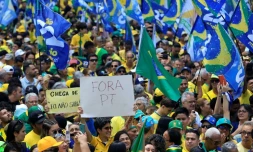 Des partisans de Flavio Bolsonaro, candidat du Parti libéral (PL) à la présidentielle, participent à un rassemblement à São Paulo, le 18 octobre 2026 au Brésil, avant le second tour de l'élection 