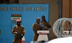 Des soldats burkinabè en faction le 3 mars 2018 devant le siège de l'état-major à Ouagadougou, au lendemain de la double attaque jihadiste