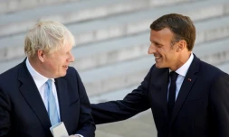 Le président français Emmanuel Macron (D) et le Premier ministre britannique Boris Johnson s'expriment devant la presse, le 22 août 2019 à Paris