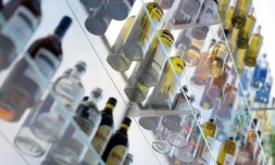 Des bouteilles d'alcools au siège de Pernod-Ricard à Paris le 28 janvier 2025