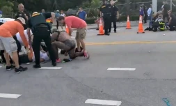 Image tirée d'une vidéo diffusée par @pinto_spears montrant des policiers et secouristes assistant deux personnes au sol, heurtées par une camionnette lors d'une gay pride, le 19 juin 2021 à Wilton Manors, près de Fort Lauderdale, en Floride