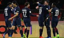 Le milieu Julian Dreaxler (2d) est congratulé par ses coéquipiers après avoir inscrit le but de la victoire pour le PSG face à Lyon au Parc de Princes, le 19 mars 2017