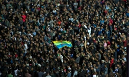 Des manifestants agitent le drapeau berbère en défilant le 30 octobre à Al Hoceima en soutien à un vendeur de poisson, broyé par une benne à ordure