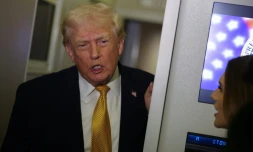 Le président Donald Trump s'adresse aux médias à bord d'Air Force One, alors qu'il se rend à Washington, le 4 janvier 2026