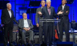 Les cinq derniers présidents américains Jimmy Carter, George H. W. Bush, George W. Bush, Bill Clinton et Barack Obama lors d'un concert pour lever des fonds pour les victimes des ouragans, à College Station, le 21 octobre 2017 au Texas