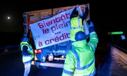 Des chauffeurs routiers rassemblés sur le périphérique de Nantes, le 31 mars 2026, pour protester contre la hausse des prix du carburant et réclamer une aide accrue du gouvernement