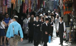 Des Juifs religieux marchent dans une rue de la vieille ville de Jérusalem dans le quartier musulman, le 5 octobre 2015