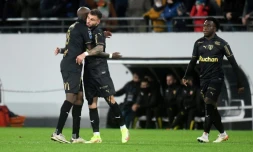 Les Lensois restent sur un beau match nul à domicile contre Paris avec un but de Seko Fofana (à gauche) au stade Bollaert, le 4 décembre 2021