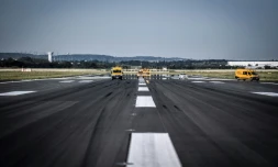 Des véhicules jaunes d'inspection contrôlent les pistes du terminal 3 de l'aéroport d'Orly, le 24 juin 2020 quelques jours avant sa réouverture