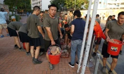 Des militaire de la caserne de l'armée chinoise à Hong Kong aident à nettoyer les rues après une semaine de perturbations le 16 novembre 2019