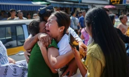 Des proches étreignent un prisonnier libéré (c) à l'extérieur de la prison d'Insein, à l'occasion de la fête de l'indépendance de la Birmanie, à Rangoun, le 4 janvier 2025
