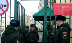 Des étudiants de l'académie militaire Mojaïski à Saint-Pétersbourg évacués après l'explosion d'un engin artisanal, le 2 avril 2019.