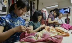 Dans un atelier de fabrication à la main de la robe traditionnelle Qipao à Taipei, à Taïwan, le 30 août 2017 