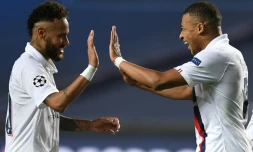Le duo d'attaquants du PSG Neymar et Kylian Mbappé aprÚs la qualification pour la finale de la Ligue des champions, le 12 août 2020 à Lisbonne