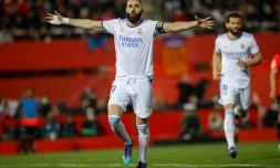 Karim Benzema fĂȘte son but, le 2e du Real Madrid contre Majorque aux Ăles BalĂ©ares, le 14 mars 2022
