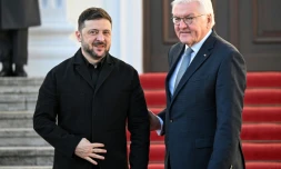 Le président allemand Frank-Walter Steinmeier (d) accueille le président ukrainien Volodymyr Zelensky au palais présidentiel de Bellevue, le 15 décembre 2025 à Berlin