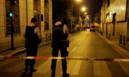 Des policiers bloquent une rue après un  incendie dans un immeuble d'habitation à Aubervilliers, le 19 août 2018