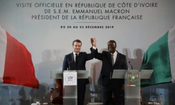 Le président français Emmanuel Macron et son homologue ivoirien Alassane Ouattara lors d'une conférence de presse, le 21 décembre 2019 à Abidjan
