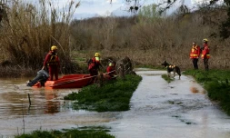 Des sauveteurs en bateau sur le Gardon pour rechercher des personnes disparues, le 10 mars 2024 Ă Russan, dans le Gard