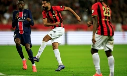 Le défenseur tunisien de Nice Ali Abdi (au centre)à a ouvert la marque lors du match nul contre le Paris SG en Ligue 1, le 6 octobre 2024 à Nice