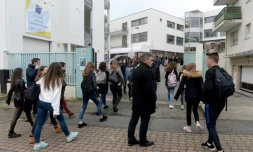 Les élèves reprennent les cours le 23 mars 2017 au lycée Saint-Joseph à Concarneau au lendemain de l'attentat meurtrier de Londres