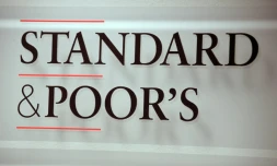 L'agence de notation américaine Standard and Poor's (SP) a maintenu vendredi la note AA de la dette à long terme de la France tout en continuant d'envisager de la baisser