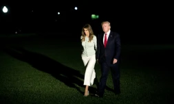 Le président américain Donald Trump et son épouse Melania marchent vers la Maison Blanche, à Washington, le 27 mai 2017