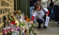 Des fleurs sont déposées en hommage à la jeune fille au pair Sophie Lionnet à Wimbledon, le 8 octobre 2017