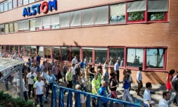 Des employés d'Alstom retournent au travail aprÚs une assemblée générale contre la fermeture de leur usine, à Belfort le 13 septembre 2016
