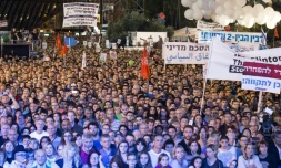 Des dizaines de milliers de personnes rassemblées à Tel Aviv pour commémorer la mémoire d'Yitzhak Rabin, le 31 octobre 2015